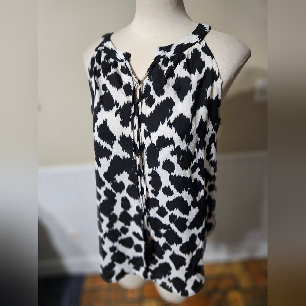 Rose + Olive Black & White Ikat Print Sleeveless Blouse Size S Keyhole Neck Tass